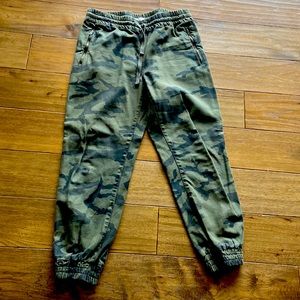 Aritizia TNA camo jogger lol pants